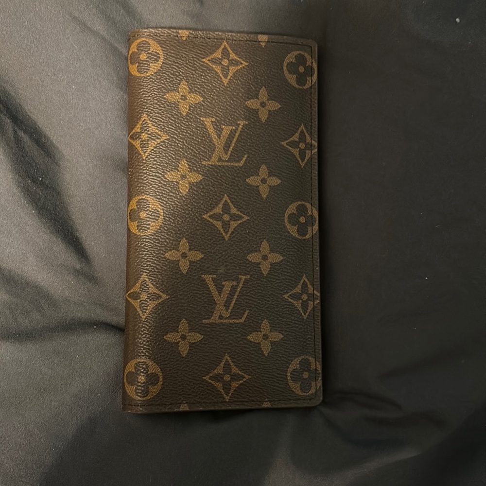 Men’s wallet lightly used LV! Carried only a couple times. EXCELLENT condition!
